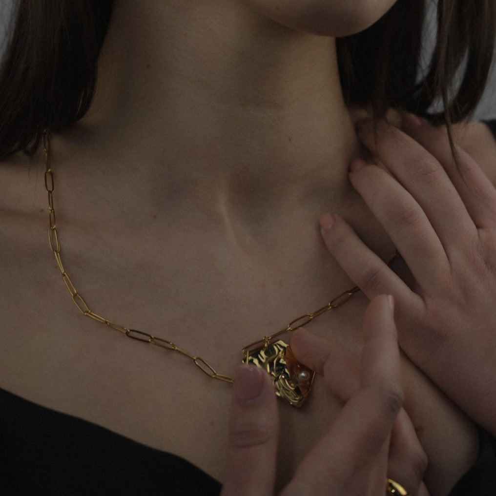 Venus Pendant Necklace